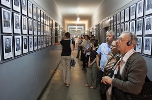 VISITEURS REGARDANT LES PHOTOGRAPHIES DE PRISONNIERS DU CAMP DE CONCENTRATION D'AUSCHWITZ I PENDANT LA SECONDE GUERRE MONDIALE, BLOC 6 DU KL AUSCHWITZ I, MUSEE D'ETAT D'AUSCHWITZ-BIRKENAU, SITE CLASSE PATRIMOINE MONDIAL DE L'UNESCO, OSWIECIM, SILESIE, POLOGNE 