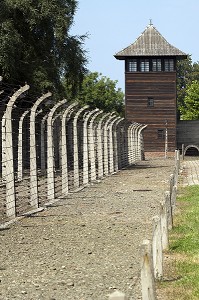 BARBELES ET MIRADOR ENTOURANT L'ANCIEN CAMP DE CONCENTRATION D'AUSCHWITZ I, MUSEE D'ETAT D'AUSCHWITZ-BIRKENAU, SITE CLASSE PATRIMOINE MONDIAL DE L'UNESCO, OSWIECIM, SILESIE, POLOGNE 