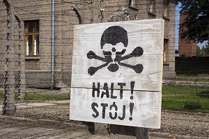 PANNEAU EN ALLEMAND ET EN POLONAIS DEMANDANT AUX PRISONNIERS DE NE PAS FRANCHIR LA CLOTURE SOUS PEINE DE MORT, ANCIEN CAMP DE CONCENTRATION D'AUSCHWITZ I, MUSEE D'ETAT D'AUSCHWITZ-BIRKENAU, SITE CLASSE PATRIMOINE MONDIAL DE L'UNESCO, OSWIECIM, SILESIE, POLOGNE 
