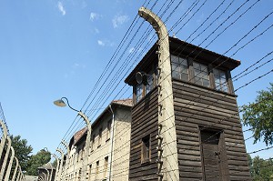 BARBELES ET MIRADOR ENTOURANT L'ANCIEN CAMP DE CONCENTRATION D'AUSCHWITZ I, MUSEE D'ETAT D'AUSCHWITZ-BIRKENAU, SITE CLASSE PATRIMOINE MONDIAL DE L'UNESCO, OSWIECIM, SILESIE, POLOGNE 