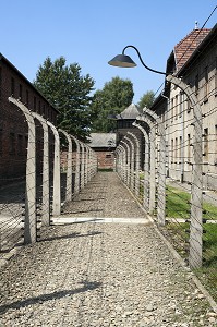 BARBELES ET MIRADOR ENTOURANT L'ANCIEN CAMP DE CONCENTRATION D'AUSCHWITZ I, MUSEE D'ETAT D'AUSCHWITZ-BIRKENAU, SITE CLASSE PATRIMOINE MONDIAL DE L'UNESCO, OSWIECIM, SILESIE, POLOGNE 