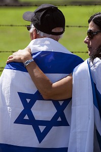 VIEIL HOMME JUIF RESCAPE DES CAMPS DE LA MORT, LORS D'UNE CEREMONIE DU SOUVENIR, ANCIEN CAMP DE CONCENTRATION D'AUSCHWITZ II - BIRKENAU, MUSEE D'ETAT D'AUSCHWITZ-BIRKENAU, SITE CLASSE PATRIMOINE MONDIAL DE L'UNESCO, OSWIECIM, SILESIE, POLOGNE 