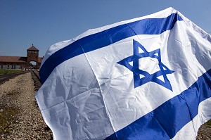 DRAPEAU ISRAELIEN ET CORPS DE GARDE PRINCIPAL DES SS APPELE 'PORTE DE LA MORT', ANCIEN CAMP DE CONCENTRATION D'AUSCHWITZ II - BIRKENAU, MUSEE D'ETAT D'AUSCHWITZ-BIRKENAU, SITE CLASSE PATRIMOINE MONDIAL DE L'UNESCO, OSWIECIM, SILESIE, POLOGNE 