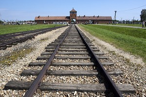 VOIE FERREE, PLATE-FORME ET CORPS DE GARDE PRINCIPAL DES SS APPELE 'PORTE DE LA MORT', ENTREE DE L'ANCIEN CAMP DE CONCENTRATION D'AUSCHWITZ II - BIRKENAU, MUSEE D'ETAT D'AUSCHWITZ-BIRKENAU, SITE CLASSE PATRIMOINE MONDIAL DE L'UNESCO, OSWIECIM, SILESIE, POLOGNE 