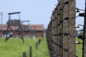 BARBELES ET MIRADORS, ANCIEN CAMP DE CONCENTRATION D'AUSCHWITZ II - BIRKENAU, MUSEE D'ETAT D'AUSCHWITZ-BIRKENAU, SITE CLASSE SUR LA LISTE DU PATRIMOINE MONDIAL DE L'UNESCO, OSWIECIM, SILESIE, POLOGNE 