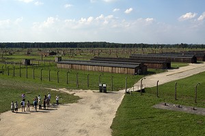 RUINES DE BARAQUEMENTS EN BOIS, ANCIEN CAMP DE CONCENTRATION D'AUSCHWITZ II - BIRKENAU, MUSEE D'ETAT D'AUSCHWITZ-BIRKENAU, SITE CLASSE PATRIMOINE MONDIAL DE L'UNESCO, OSWIECIM, SILESIE, POLOGNE 