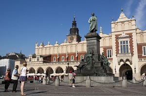 TOURISTES CONTEMPLANT LA STATUE DU POETE ROMANTIQUE POLONAIS ADAM MIECKIEWICZ, DEVANT LA HALLE AUX DRAPS (SUKIENNICE) ET LA TOUR DE L'HOTEL DE VILLE (WIEZA RATUSZOWA), PLACE DU MARCHE, CRACOVIE, POLOGNE 