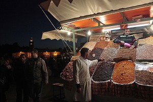 MARCHE DE NUIT, PLACE DJEMAA EL FNA, MARRAKECH, MAROC 