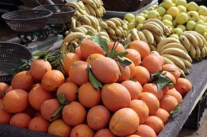 ETAL DE FRUITS SUR LE MARCHE BERBERE DE TAHANAOUTE, AL HAOUZ, MAROC 