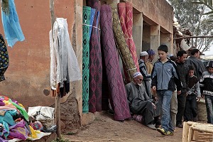 TAPIS SUR LE MARCHE BERBERE DE TAHANAOUTE, AL HAOUZ, MAROC 