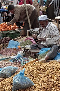 VENDEUR DE CONFISERIES SUR LE MARCHE BERBERE DE TAHANAOUTE, AL HAOUZ, MAROC 