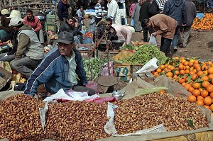 VENDEUR DE DATTES SECHEES SUR LE MARCHE BERBERE DE TAHANAOUTE, AL HAOUZ, MAROC 