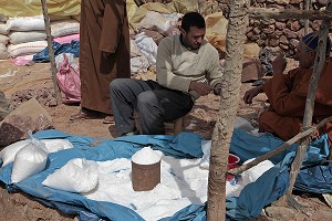 VENDEUR DE SEL SUR LE MARCHE BERBERE DE TAHANAOUTE, AL HAOUZ, MAROC 