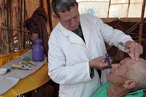 BARBIER SUR LE MARCHE BERBERE DE TAHANAOUTE, AL HAOUZ, MAROC 