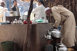 THE A LA MENTHE, MARCHE BERBERE DE TAHANAOUTE, AL HAOUZ, MAROC 