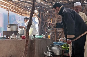 PREPARATION DU THE A LA MENTHE SUR LE MARCHE BERBERE DE TAHANAOUTE, AL HAOUZ, MAROC 
