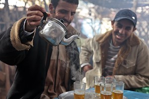 VENDEUR DE THE A LA MENTHE SUR LE MARCHE BERBERE DE TAHANAOUTE, AL HAOUZ, MAROC 
