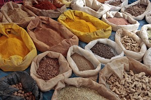 SACS D'EPICES (GINGEMBRE, SAFRAN, CUMIN, CANNELLE, RAS-EL-HANOUT, PAPRIKA, NOIX DE MUSCADE, CLOUS DE GIROFLE...) SUR LE MARCHE BERBERE DE TAHANAOUTE, AL HAOUZ, MAROC 