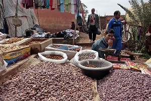 ARACHIDES, MARCHE BERBERE DE TAHANAOUTE, AL HAOUZ, MAROC 