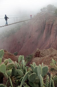 PONT SUSPENDU AU DESSUS DES FALAISES ROUGES, TERRES D'AMANAR, TAHANAOUTE, AL HAOUZ, MAROC 