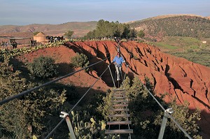 PONT SUSPENDU AU DESSUS DES FALAISES ROUGES, TERRES D'AMANAR, TAHANAOUTE, AL HAOUZ, MAROC 