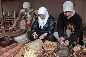 ARTISANES DECORTIQUANT ET PILANT DES ARACHIDES POUR EN EXTRAIRE L'HUILE, TERRES D'AMANAR, TAHANAOUTE, AL HAOUZ, MAROC 