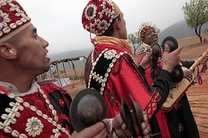 GROUPE DE MUSICIENS BERBERES JOUANT DU GUENBRI ET DES QARAQEBS, TERRES D'AMANAR, TAHANAOUTE, AL HAOUZ, MAROC 