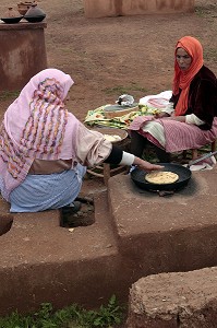 FEMMES BERBERES PREPARANT DES GALETTES, TERRES D'AMANAR, TAHANAOUTE, AL HAOUZ, MAROC 