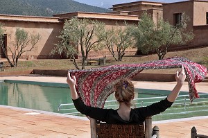 DETENTE AU BORD DE LA PISCINE, ECO-LODGES DU DOMAINE DE TERRES D'AMANAR, TAHANAOUTE, AL HAOUZ, MAROC 