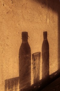 OMBRE D'UNE BOISSON FRAICHE SUR UN MUR EN PISE, TERRES D'AMANAR, TAHANAOUTE, MAROC 