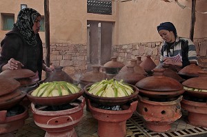 CUISSON DE TAJINES BERBERES EN PLEIN AIR, DOMAINE DE TERRES D’AMANAR, TAHANAOUTE, AL HAOUZ, MAROC 