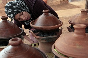 CUISSON DE TAJINES BERBERES EN PLEIN AIR, DOMAINE DE TERRES D’AMANAR, TAHANAOUTE, AL HAOUZ, MAROC 