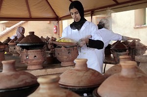CUISSON DE TAJINES BERBERES EN PLEIN AIR, DOMAINE DE TERRES D’AMANAR, TAHANAOUTE, AL HAOUZ, MAROC 