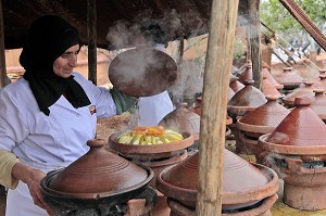 CUISSON DE TAJINES BERBERES EN PLEIN AIR, DOMAINE DE TERRES D’AMANAR, TAHANAOUTE, AL HAOUZ, MAROC 