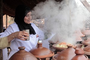 CUISSON DE TAJINES BERBERES EN PLEIN AIR, DOMAINE DE TERRES D’AMANAR, TAHANAOUTE, AL HAOUZ, MAROC 