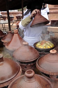 CUISSON DE TAJINES BERBERES EN PLEIN AIR, DOMAINE DE TERRES D’AMANAR, TAHANAOUTE, AL HAOUZ, MAROC 