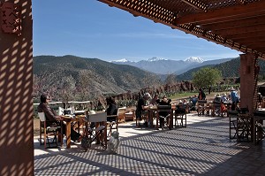 TERRASSE D'UN RESTAURANT FACE A LA MONTAGNE, DOMAINE DE TERRES D’AMANAR, TAHANAOUTE, AL HAOUZ, MAROC 