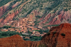 HABITATIONS EN TERRE ROUGE DU VILLAGE BERBERE DE OUGHAL, TERRES D'AMANAR, AL HAOUZ, MAROC 