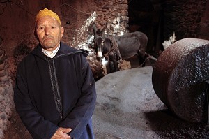 CHEF DU VILLAGE DE IGLI DEVANT SON PRESSOIR A HUILE, AL HAOUZ, MAROC  