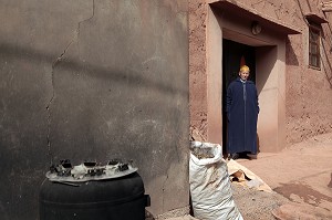 CHEF DU VILLAGE DE IGLI DEVANT SA MAISON, AL HAOUZ, MAROC 