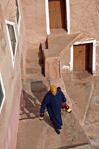 CHEF DU VILLAGE DE IGLI PORTANT DES BOUTEILLE D'HUILE DE SA PRODUCTION, AL HAOUZ, MAROC 