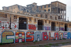 GRAFFITI SUR LE SITE DESAFFECTE DES ABATTOIRS DE CASABLANCA, FRICHE URBAINE EN BETON ARME, HERITAGE DU MARECHAL LYAUTEY, MAROC 
