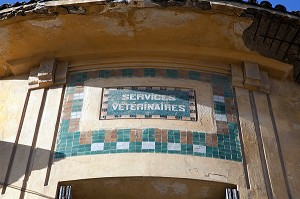 ENTREE DES SERVICES VETERINAIRES SUR LE SITE DESAFFECTE DES ABATTOIRS DE CASABLANCA, FRICHE URBAINE EN BETON ARME, HERITAGE DU MARECHAL LYAUTEY, MAROC 