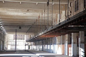 INTERIEUR DU SITE DESAFFECTE DES ABATTOIRS DE CASABLANCA, FRICHE URBAINE EN BETON ARME, HERITAGE DU MARECHAL LYAUTEY, MAROC 