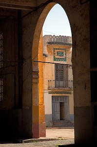 FACADE BAROQUE DU SITE DESAFFECTE DES ABATTOIRS DE CASABLANCA, FRICHE URBAINE EN BETON ARME, HERITAGE DU MARECHAL LYAUTEY, MAROC 