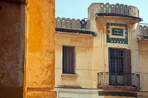 FACADE BAROQUE DU SITE DESAFFECTE DES ABATTOIRS DE CASABLANCA, FRICHE URBAINE EN BETON ARME, HERITAGE DU MARECHAL LYAUTEY, MAROC 