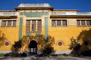 FACADE BAROQUE DU SITE DESAFFECTE DES ABATTOIRS DE CASABLANCA, FRICHE URBAINE EN BETON ARME, HERITAGE DU MARECHAL LYAUTEY, MAROC 