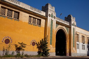 FACADE BAROQUE DU SITE DESAFFECTE DES ABATTOIRS DE CASABLANCA, FRICHE URBAINE EN BETON ARME, HERITAGE DU MARECHAL LYAUTEY, MAROC 