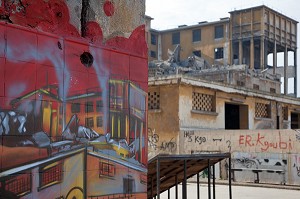 GRAFFITI DE L'INCENDIE DES FRIGOS SUR LE SITE DESAFFECTE DES ABATTOIRS DE CASABLANCA, FRICHE URBAINE EN BETON ARME, HERITAGE DU MARECHAL LYAUTEY, MAROC 