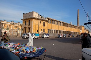 COMMERCANT AMBULANT DEVANT LE SITE DESAFFECTE DES ABATTOIRS DE CASABLANCA, FRICHE URBAINE EN BETON ARME, HERITAGE DU MARECHAL LYAUTEY, MAROC 